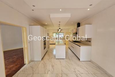 4 Bed House with En Suite in Lavington - 2