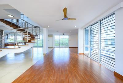 4 Bed Apartment with En Suite at Greenwood Drive - 2