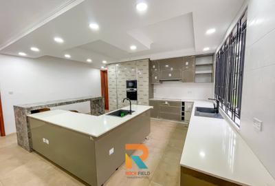 6 Bed Townhouse with En Suite in Lavington