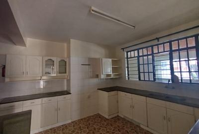 4 Bed House with En Suite at Near Waterfront Mall