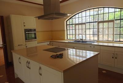 4 Bed House with En Suite in Nyari