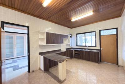 4 Bed Apartment with En Suite at Rhapta Road - 3