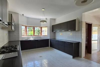 5 Bed Townhouse with En Suite in Runda - 3