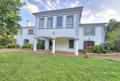 5 Bed House with En Suite in Runda