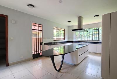 5 Bed Townhouse with En Suite at Lavington Green - 4