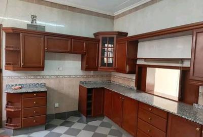 5 Bed House with En Suite in Thigiri