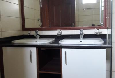 5 Bed Townhouse with En Suite in Kitisuru