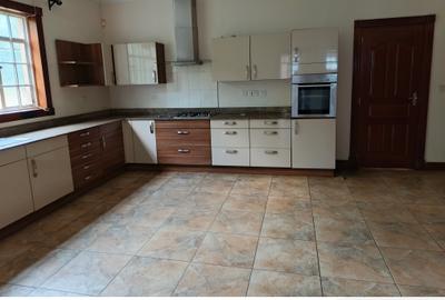 4 Bed Townhouse with En Suite at Lavington - 4