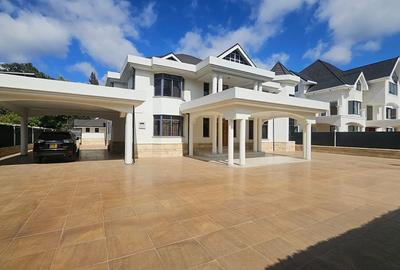 5 Bed House with En Suite in Runda