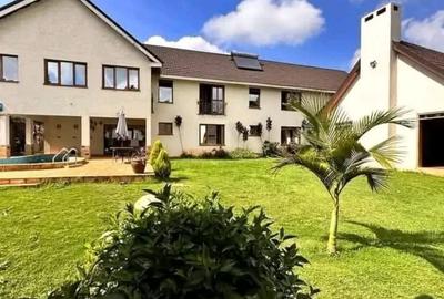 7 Bed House with En Suite in Ridgeways