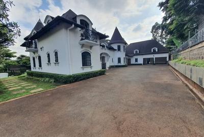 5 Bed Townhouse with En Suite in Lavington - 2