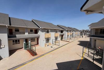 4 Bed Townhouse with En Suite at South C - 2