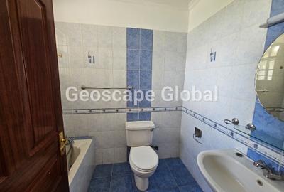 4 Bed House with En Suite in Rosslyn - 4