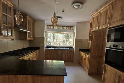 5 Bed Townhouse with Swimming Pool in Rosslyn - 3
