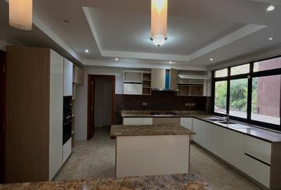 4 Bed Apartment with En Suite at Riverside Drive - 2
