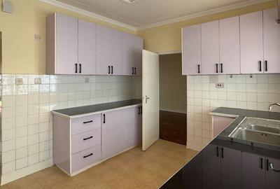 4 Bed House with En Suite in Rosslyn - 3