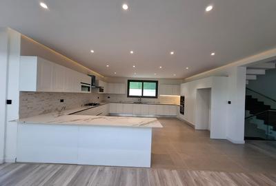 5 Bed Townhouse with En Suite in Lavington