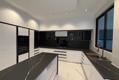 5 Bed Apartment with En Suite in Spring Valley - 2