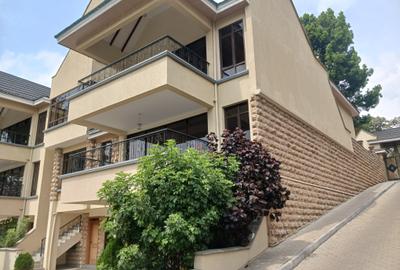 5 Bed House with En Suite at Lavington