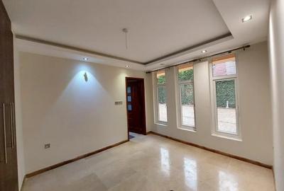 5 Bed Townhouse with En Suite in Lavington - 3