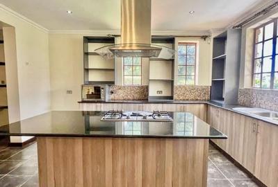 4 Bed Villa with En Suite at Rosslyn Lone Tree - 2