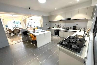 4 Bed Apartment with En Suite at Parklands - 2