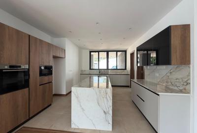 5 Bed Villa with En Suite in Nyari - 2