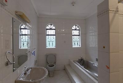 5 Bed Townhouse with En Suite in Riverside