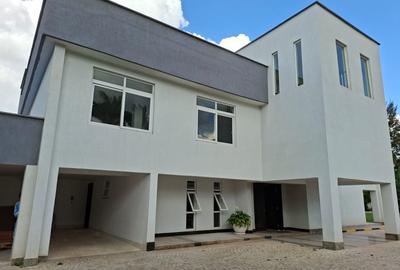 5 Bed House with En Suite in Runda - 2