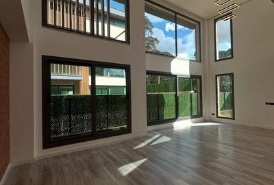 5 Bed Villa with En Suite in Lavington