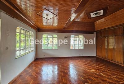 5 Bed House with En Suite in Runda - 2