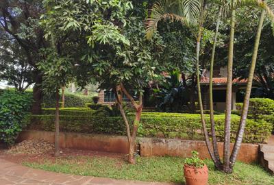 6 Bed House with En Suite in Runda