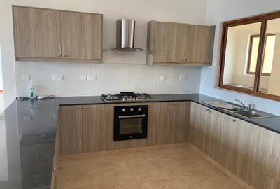 3 Bed Apartment with En Suite in Lavington