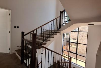 5 Bed Townhouse with En Suite in Lavington