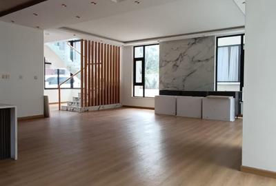 5 Bed Townhouse with En Suite in Lavington - 2