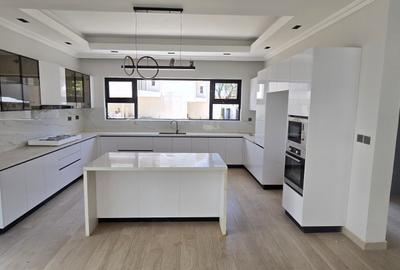 5 Bed Townhouse with En Suite at Lavington Green - 3