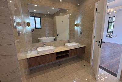 5 Bed Villa with En Suite in Lavington - 4