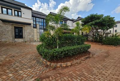 6 Bed House with En Suite in Runda