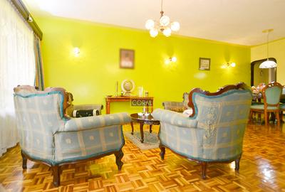 4 Bed House with Garden in Brookside - 2
