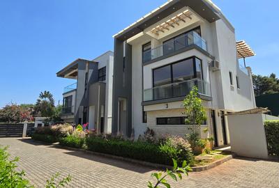 5 Bed Townhouse with En Suite at Lavington Green - 2