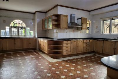 4 Bed House with En Suite in Hill View - 2