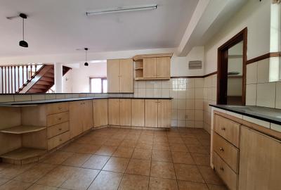 5 Bed Apartment with En Suite in Kileleshwa