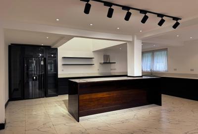 5 Bed House with En Suite in Runda - 3