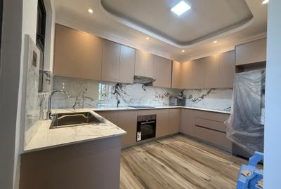 3 Bed Apartment with En Suite in Brookside - 4