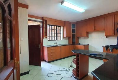 4 Bed Townhouse with En Suite at Lavington - 2