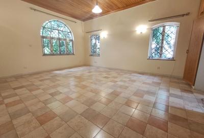 4 Bed House with Garden in Hill View - 4