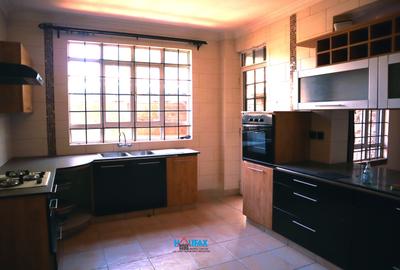 4 Bed Villa with En Suite in Riverside
