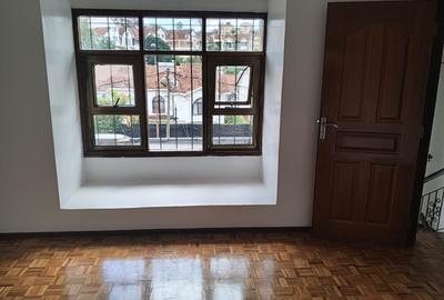 4 Bed House with En Suite in Riverside