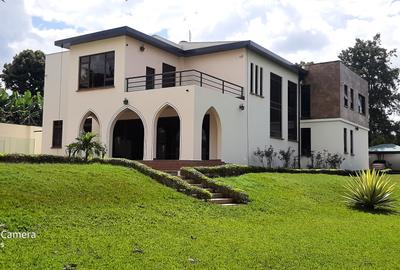 5 Bed House with En Suite in Runda