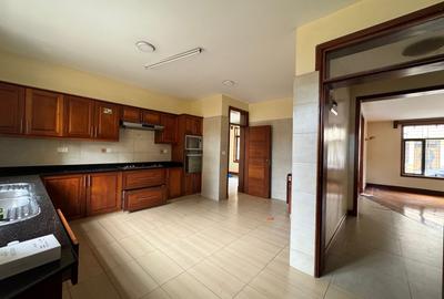 5 Bed Townhouse with En Suite in Lavington - 3